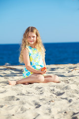 Fototapeta na wymiar happy little girl on the beach 