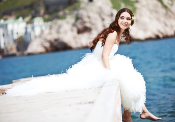 Fototapeta na wymiar Beautiful bride on the beach 