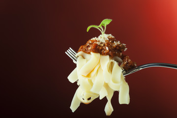 Tagliatelle mit Bolognese auf einer Gabel