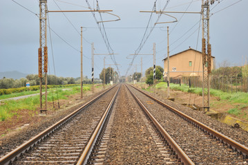Fototapeta na wymiar binari della ferrovia nella campagna