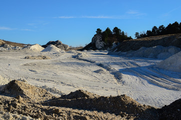 kalksteinbruch und naturlandschaft