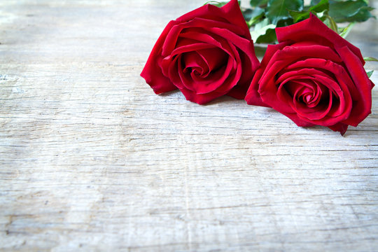 Red roses on woonden background. Valentine's Day, anniversary et