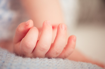 Obraz na płótnie Canvas Baby fingers closeup