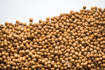 Distesa di nocciole su fondo bianco