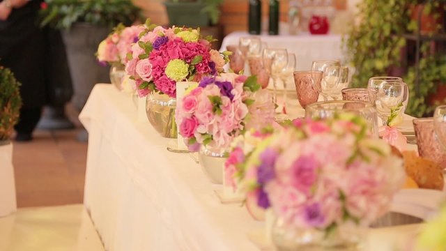 Festive wedding table with flowers.