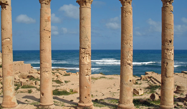 Libye, colonnes romaines sur la Méditerranée à Leptis Magna