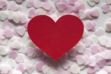 Fototapeta premium Red heart and pink hearts in background