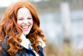 Frau mit Lachen in der Natur 