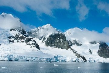 Fototapeta na wymiar Mountains of Antarctica in a beautiful sunny day