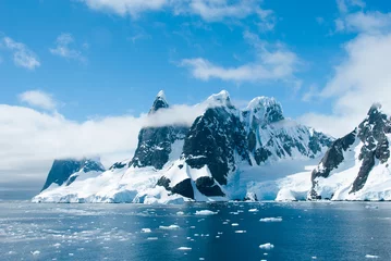 Fototapeten Berge der Antarktis an einem schönen sonnigen Tag © ayamik