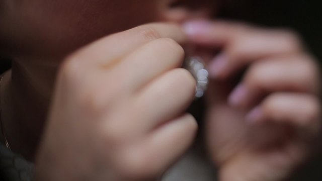 The bride wears an earring with diamond.