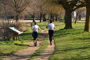 mujeres corriendo por un parque en Burgos