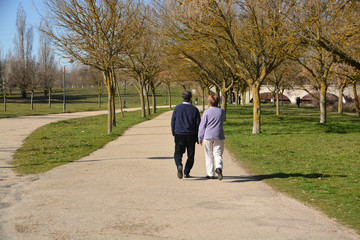 pareja paseando por un parque en Burgos