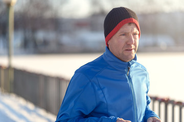 Mann beim Joggen im Winter