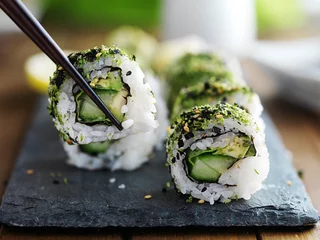 Fototapete Sushi-bar gesunde Grünkohl-Avocado-Sushi-Rolle mit Stäbchen