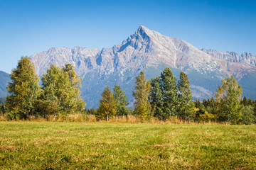 Naklejka premium Widok na góry Wysokie Tatry i szczyt Krivan, Słowacja
