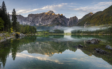 Panorama wysokiej rozdzielczości jeziora w Alpach