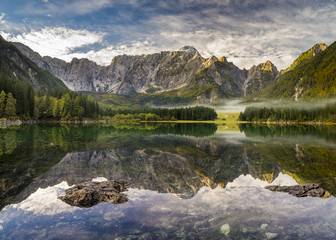 Naklejka na ściany i meble Panorama wysokiej rozdzielczości jeziora w Alpach