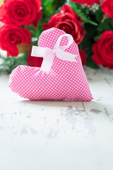 Rote Rosen mit Stoff Herz - Textfreiraum