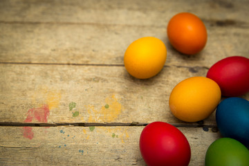 bunte Eier auf Holzuntergrund