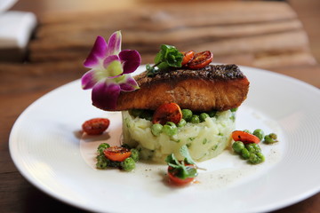 Grilled salmon with potato and vegetables