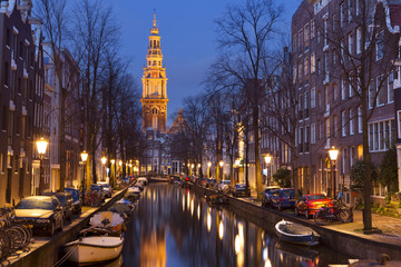 Église et un canal à Amsterdam la nuit
