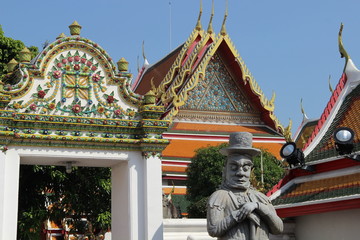 Chedi und Torwächter im Wat Pho, Bangkok, Thailand