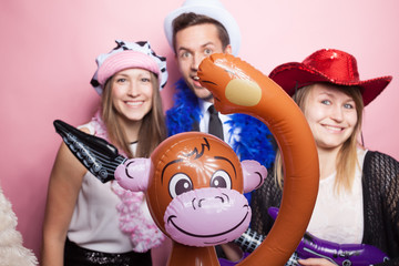 Freunde machen Foto vor Fotobox