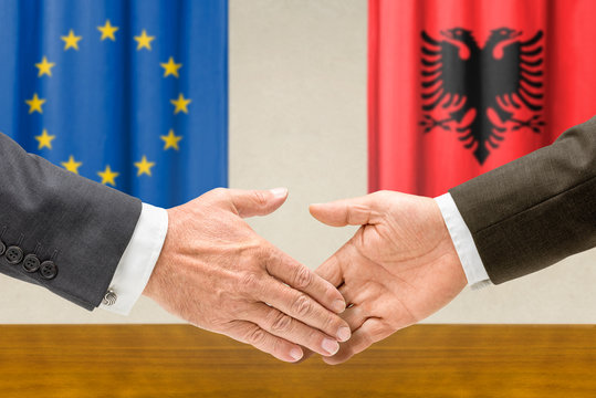 Vertreter der EU und Albaniens reichen sich die Hand