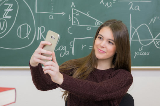 schülerin macht ein selfie in der schule