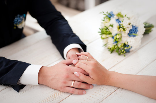 Жених держит невесту за руку