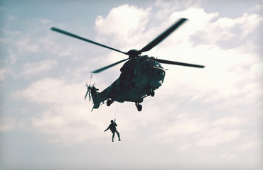 Fototapeta na wymiar Asker Helikopter Savaş ve Operasyon