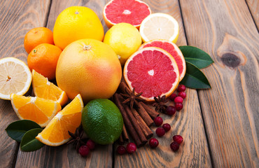 Obraz na płótnie Canvas Fresh citrus fruits with spices
