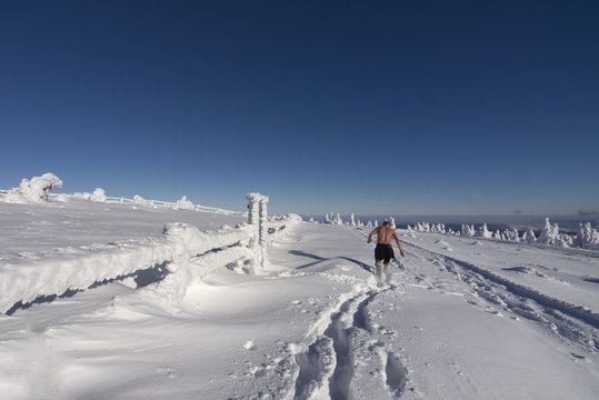 Jogger in Badehose auf dem winterlichen Brocken