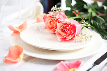 Obraz na płótnie Canvas Feierlich gedeckter Tisch mit Rosen