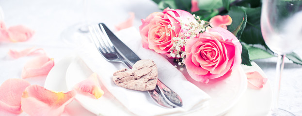 Feierlich gedeckter Tisch mit Rosen