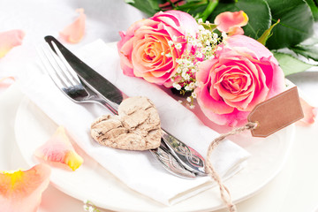 Feierlich gedeckter Tisch mit Rosen