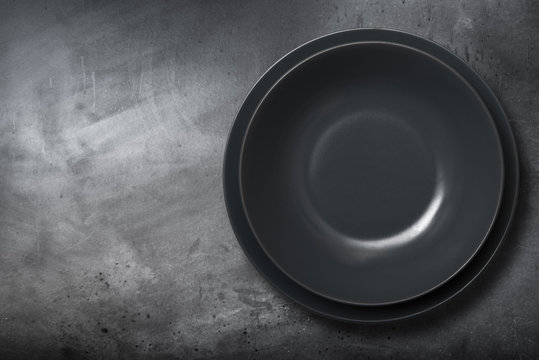 piatto vuoto su lavagna ardesia nera