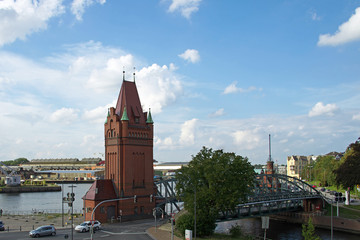 Hebebrücke mit Maschinenhaus am Hafen von Lübeck