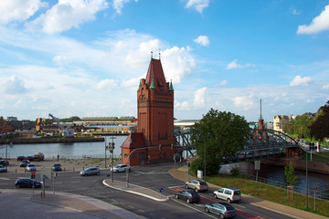 Fototapeta na wymiar Hubbrücke mit Maschinenhaus am Hafen Lübeck
