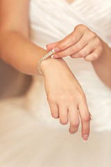 bracelet on the bride's hand