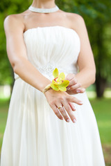 Obraz na płótnie Canvas bracelet on the bride's hand
