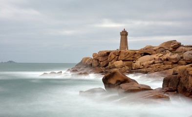 Le phare de Ploumanach dans la brume de mer