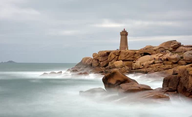 Papier Peint photo autocollant Côte Le phare de Ploumanach dans la brume de mer