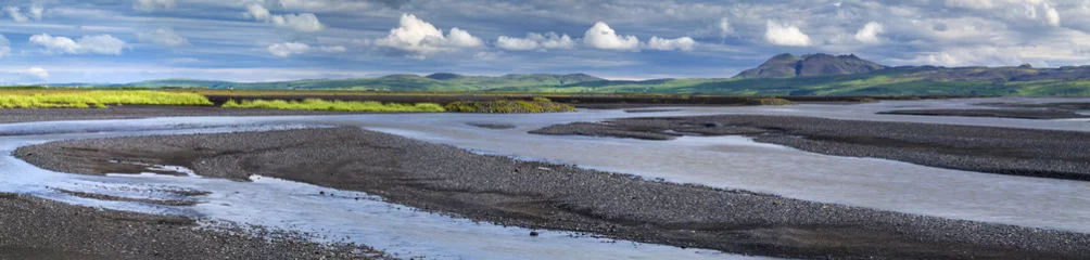 Zelfklevend Fotobehang panorama met rivieroevers en witte wolken in IJsland © sergejson
