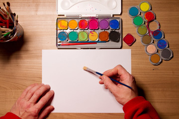 Mann künstlerisch mit Pinsel in der Hand