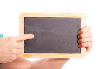 Zeigefinger zeigt auf leere Kreidetafel