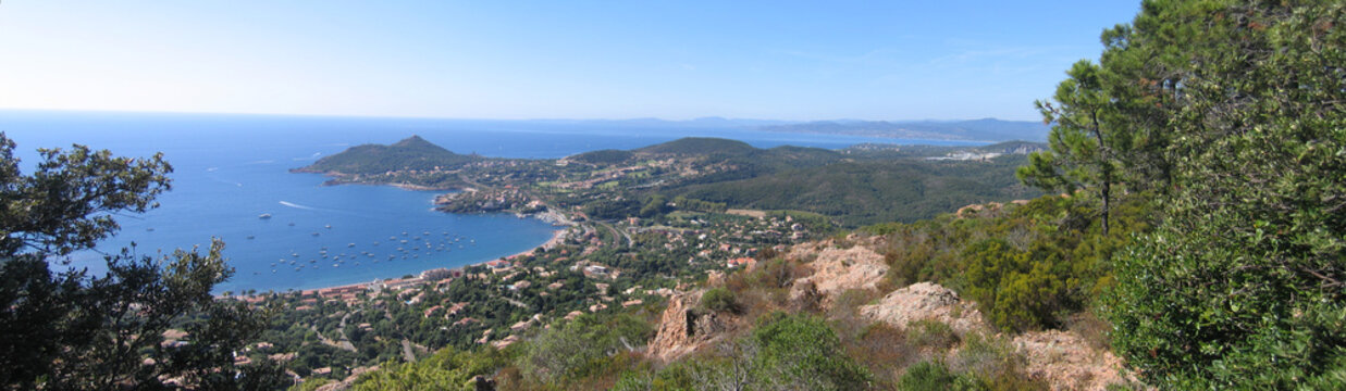 Panoramablick auf wunderschöne Bucht von Agay an der Cote d Azur (Frankreich)