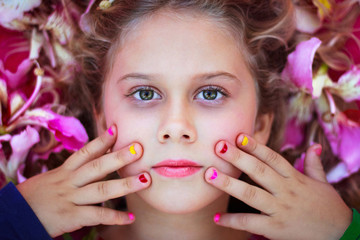 Niña maquillada con las uñas pintadas