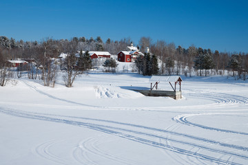 Rote Häuser in Schweden im Winter